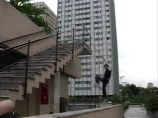 Gros Fail en parkour - Et ses potes se foutent de lui!