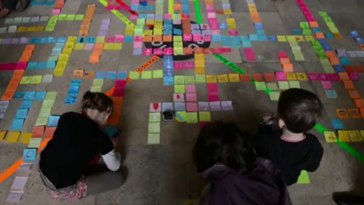 Performance artistique «Post-It» au Palais de Tokyo (Paris) le 12 mai 2013