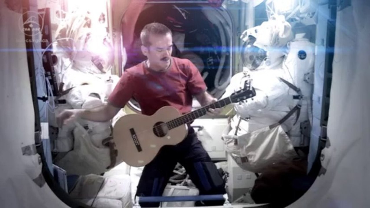 Le commandant de l'ISS chante Space Oddity de Bowie dans l'espace
