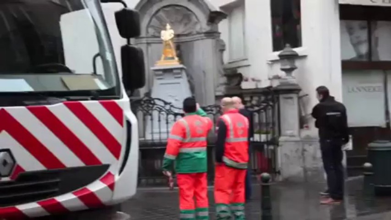 Un artiste met son oeuvre à la place du Manneken Pis en Belgique