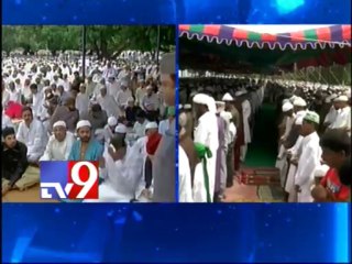 Muslims perform prayers at Mir-Alam dargah