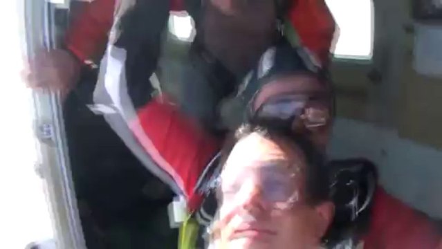 PARACHUTISME - STAGE PARACHUTISME ET HANDICAP : Saut Loïc Thomazet filmé par David