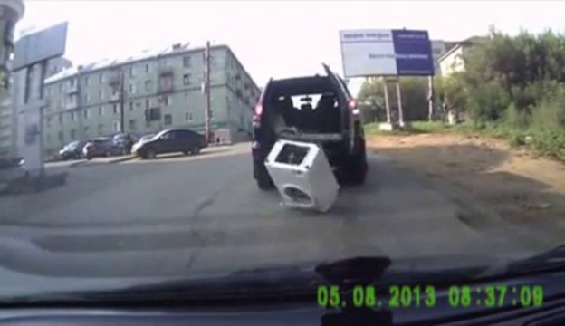 Ils transportent leur lave linge sans l'attacher... Vive le déménagement!