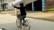 Transport de matelas sur la tête en vélo!! En mode Les déménageurs Asiats Ahaha