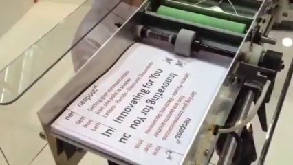 Machine qui fabrique un avion en papier