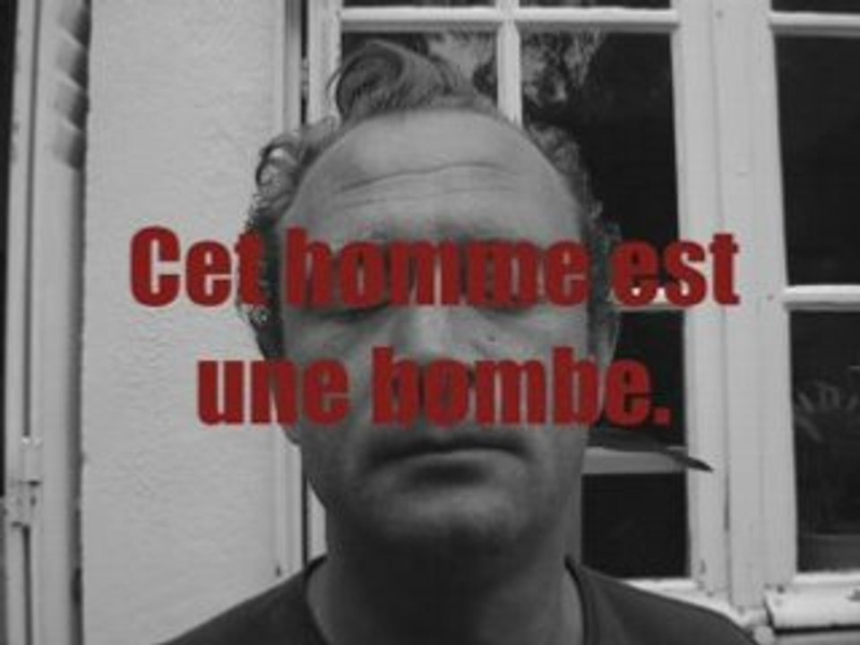 Cet homme est une bombe.