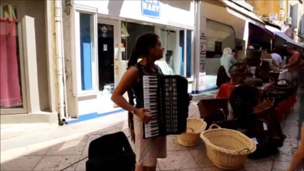 Elodie sur le marché d'APT (84) août 2013