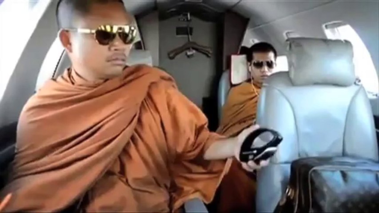 Des moines bouddhistes en jet privé