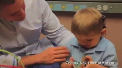 Un enfant de 3 ans entend pour la première fois
