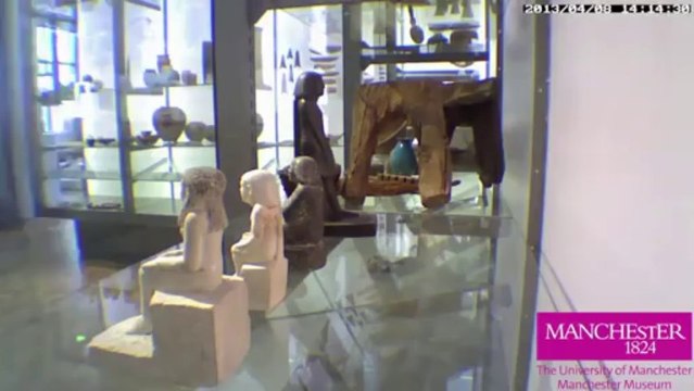 Une statuette égyptienne bouge toute seule