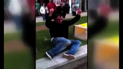 L'homme coincé dans borne en plastique