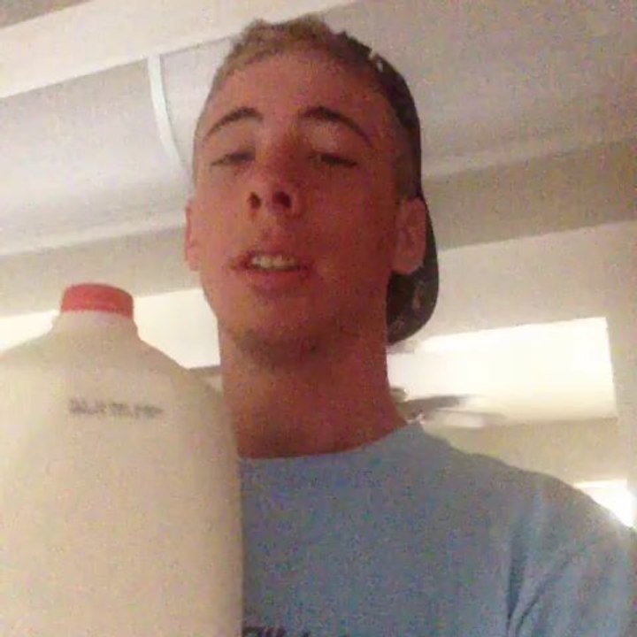 Grosse smackcam avec une bouteille de lait!!! 3 litre dans la tête au réveil...