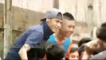 Neymar plays with children in the streets to Malaysia