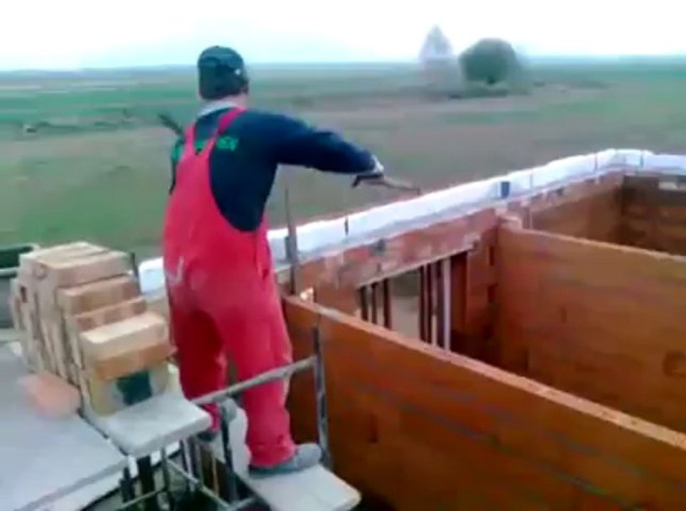 Les maçons polonais les plus efficaces du monde!! Grosse technique du lancer de pelle!!