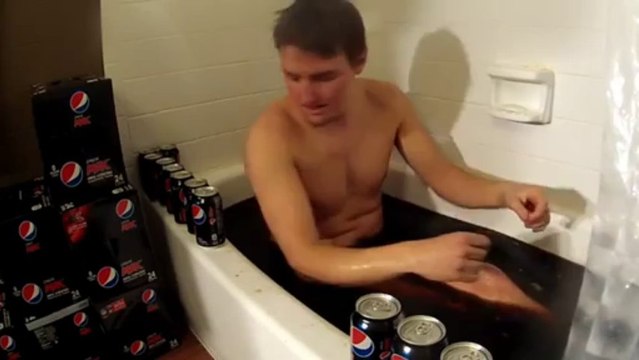 Il prend un bain de pepsi max!! 500 canettes pour se détendre en fin de semaine..