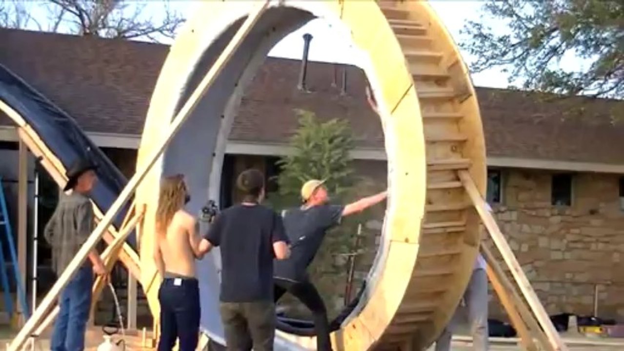 Un tobogan en looping géant dans le jardin!! Tu pars du toit et tu fonces!!