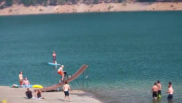 Enorme saut en vélo dans un Lac!!