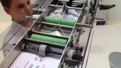 Voici la machine à faire des avions en papier !! Comment s'occuper au bureau...