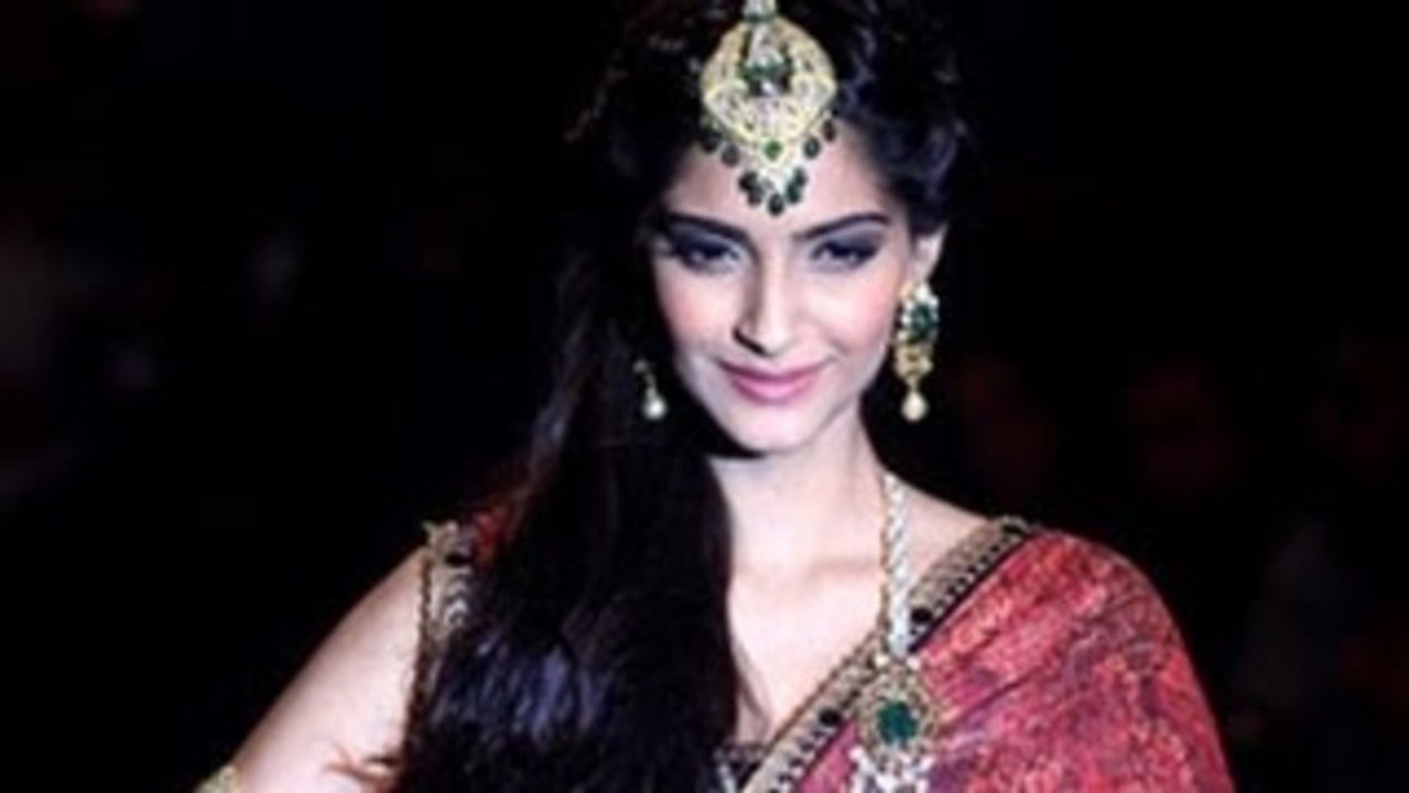 Sonam Kapoor Walks the Ramp at IIJW Grand Finale 2013