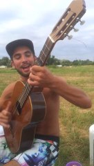 Bella de Maître Gims version Gitan à la guitare
