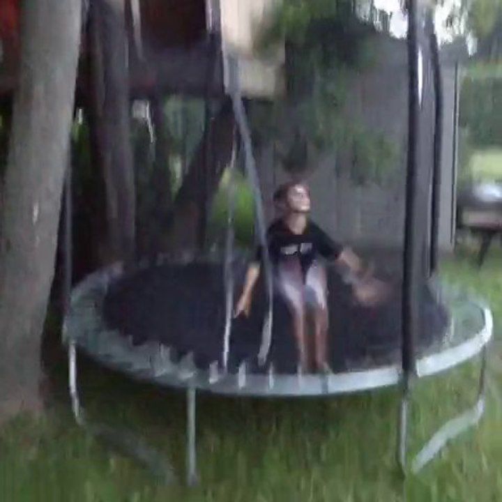 Se frapper la tête avec ses genoux.. Vive le trampoline!!