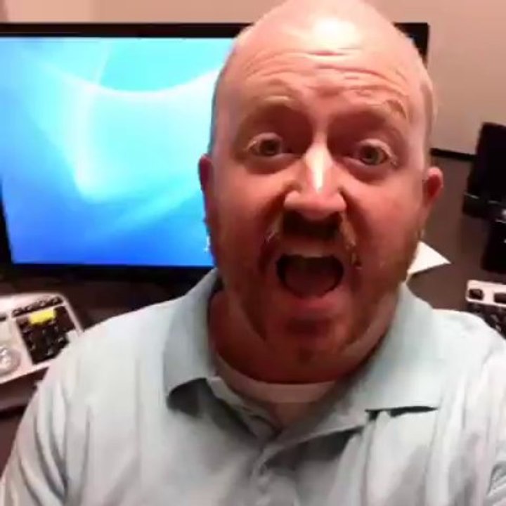 Il se prend une claque virtuelle!! La baffe qui sort de l'écran...