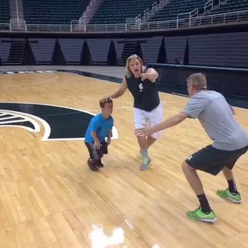 Jouer au Basket avec un nain!! Michigan state basket-ball team!!