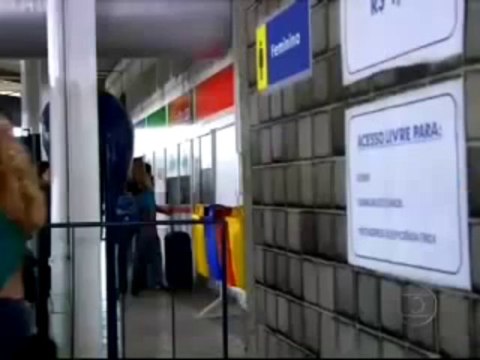 Caminho das Índias: Sílvia (Débora Bloch) dá um tapa na cara de Yvone (Letícia Sabatella)