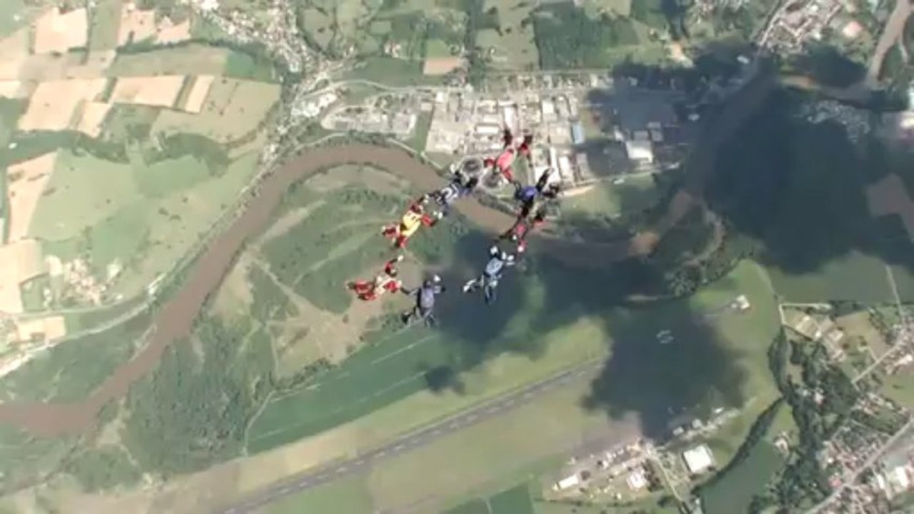 PARACHUTISME - CHAMPIONNATS DE FRANCE VICHY 2013 - VR8 « 8 Crétins Hors Zone Cahors-Clermont Saut4»- 10aout13