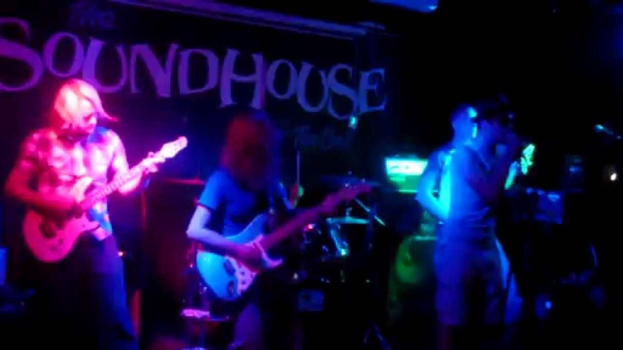 broken eyes  at the bull cochester closer