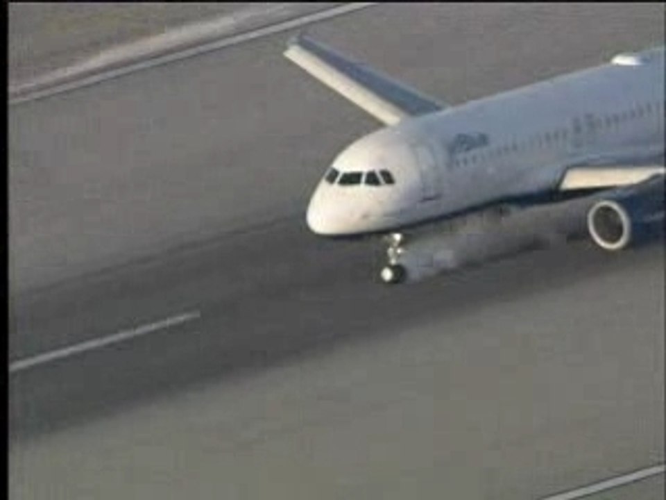 train-atterrissage-bloque-avion-jetblue