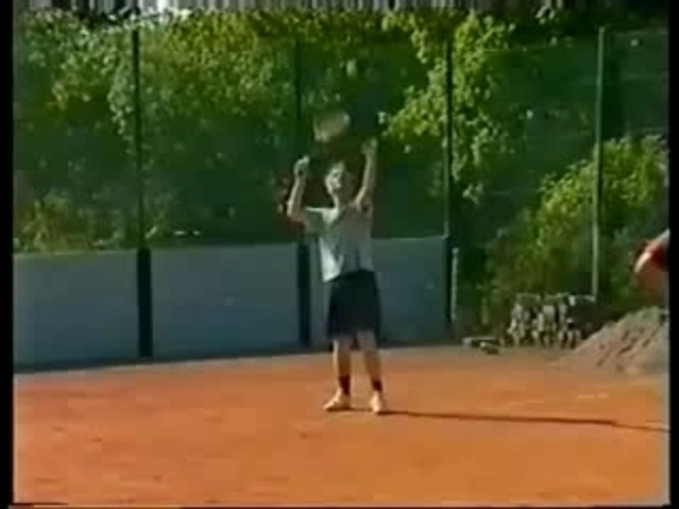 Regis joue au tennis
