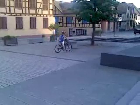 2013-08-10 Océane descend les marches en vélo