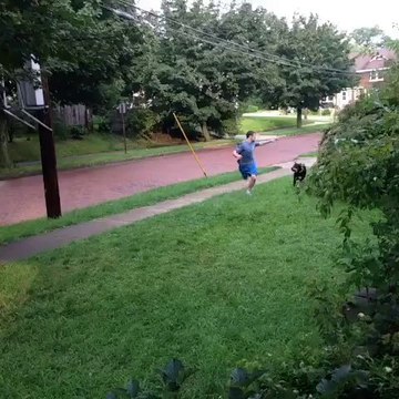 Gros fail!! Le gars court avec son chien... et se vautre!!