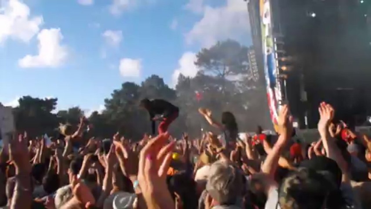 Cali debout sur le public du festival du bout du monde