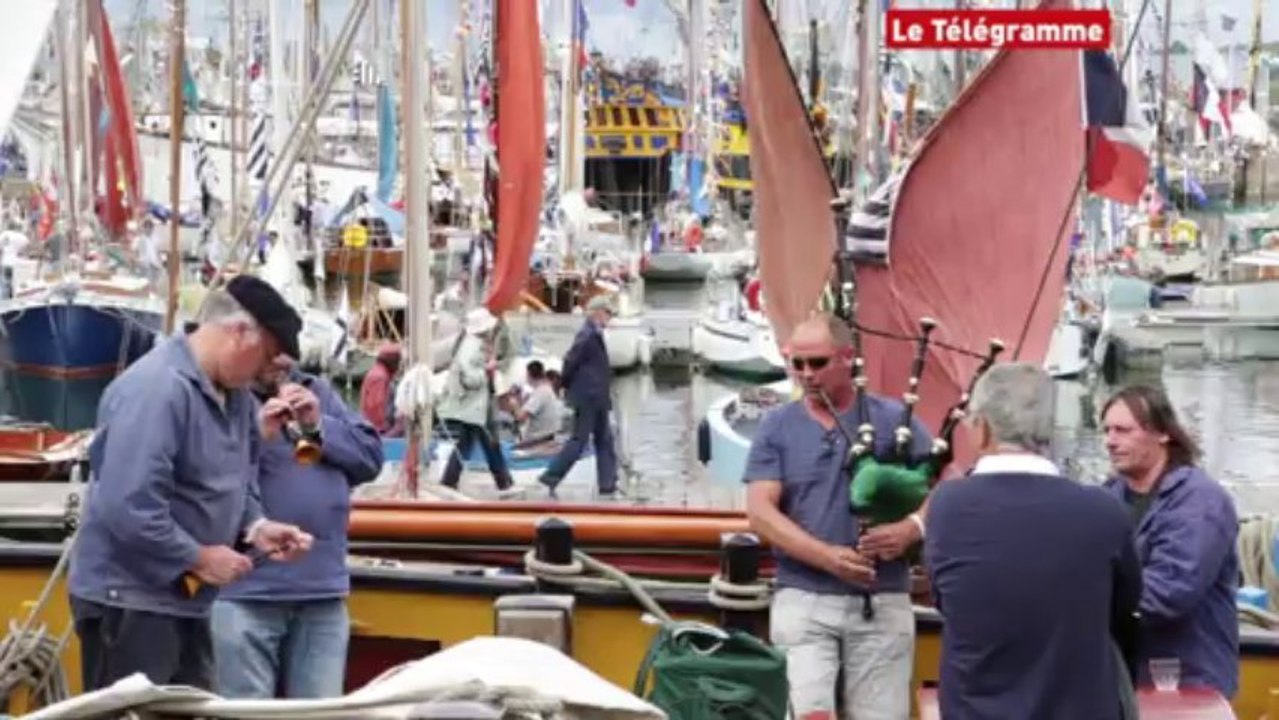 Chant de Marin. L'ambiance du dimanche sur les quais