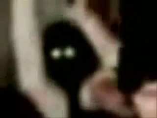 Criatura das sombras sem rosto aparece na multidão