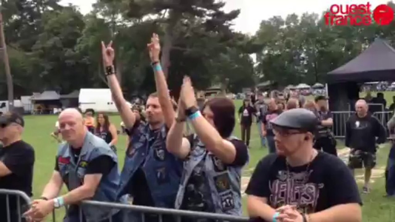 Un rassemblement d'amoureux des Harley et du rock - Les Helĺs Heimer en concert