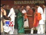 Narendra Modi take blessings from 85yrs old lady