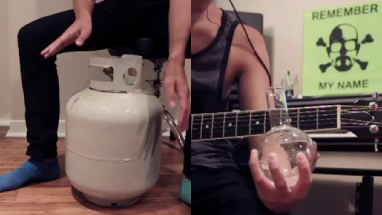 Breaking Bad theme joué avec des accessoires de laboratoire