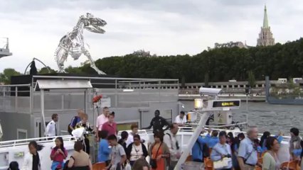 Un dinosaure, des Bateaux-Mouches et des touristes