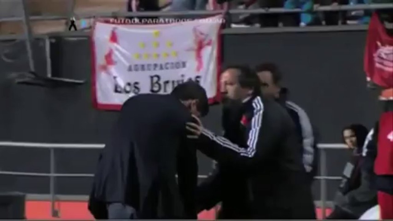Foot: Un coach se déboîte l'épaule en donnant ses consignes