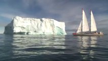 La goélette scientifique navigue toutes voiles dehors, auprès des icebergs et des glaciers de l'archipel de François-Joseph © A.Deniaud/francetv nouvelles écritures/Thalassa/Tara Expéditions