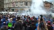 Violentes émeutes de Belfast entre protestants et policiers!! Briques et lances à eaux..