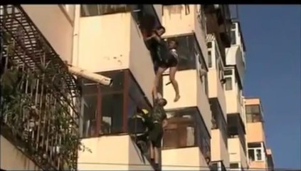 Un hombre salva a una suicida atrapándola en plena caída