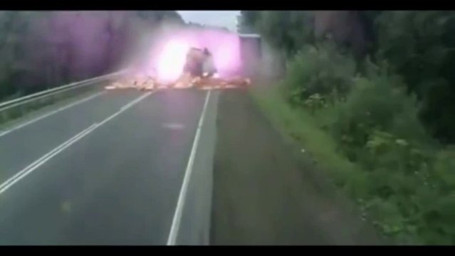 Terrible accident de camions!! Explosion en pleine forêt...