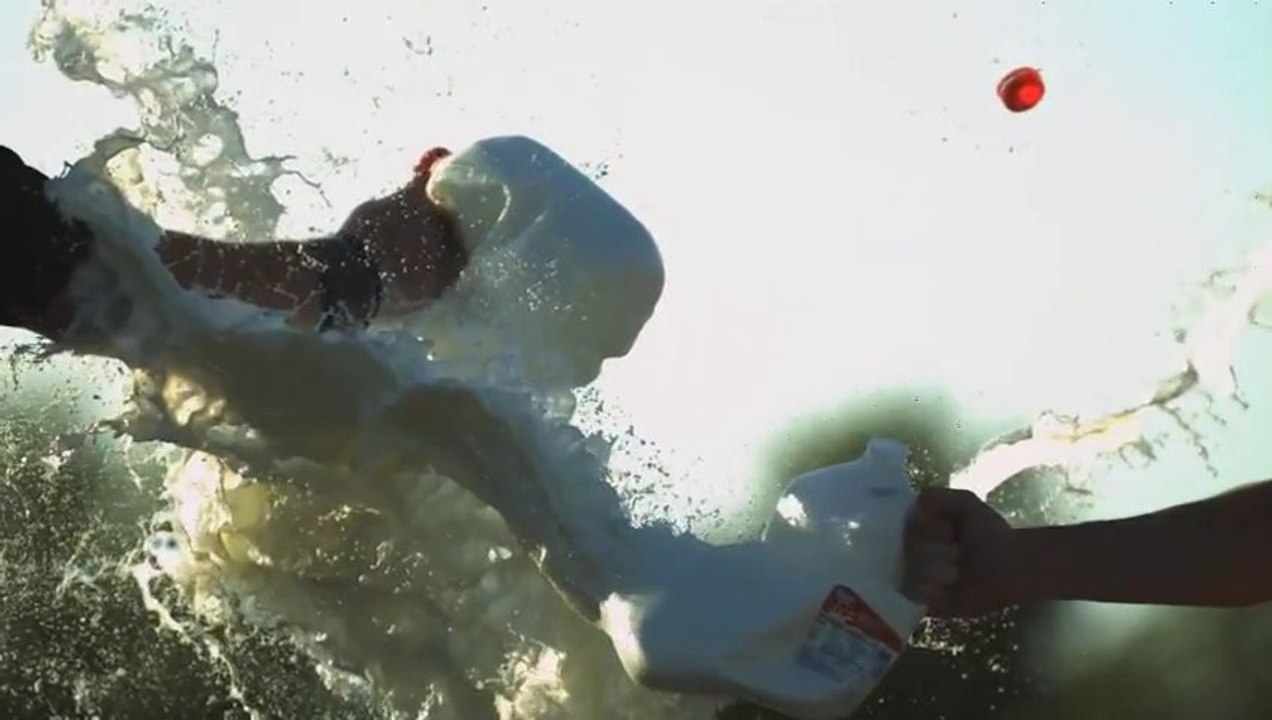 Slow Motion impressionnant d'une explosion de bidons de lait...