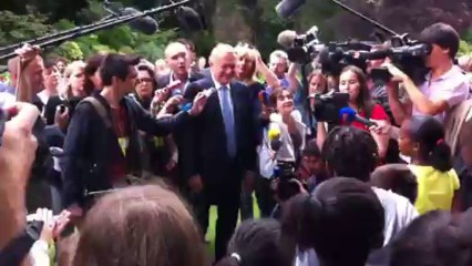 Jean-Marc Ayrault reçoit 300 enfants à Matignon
