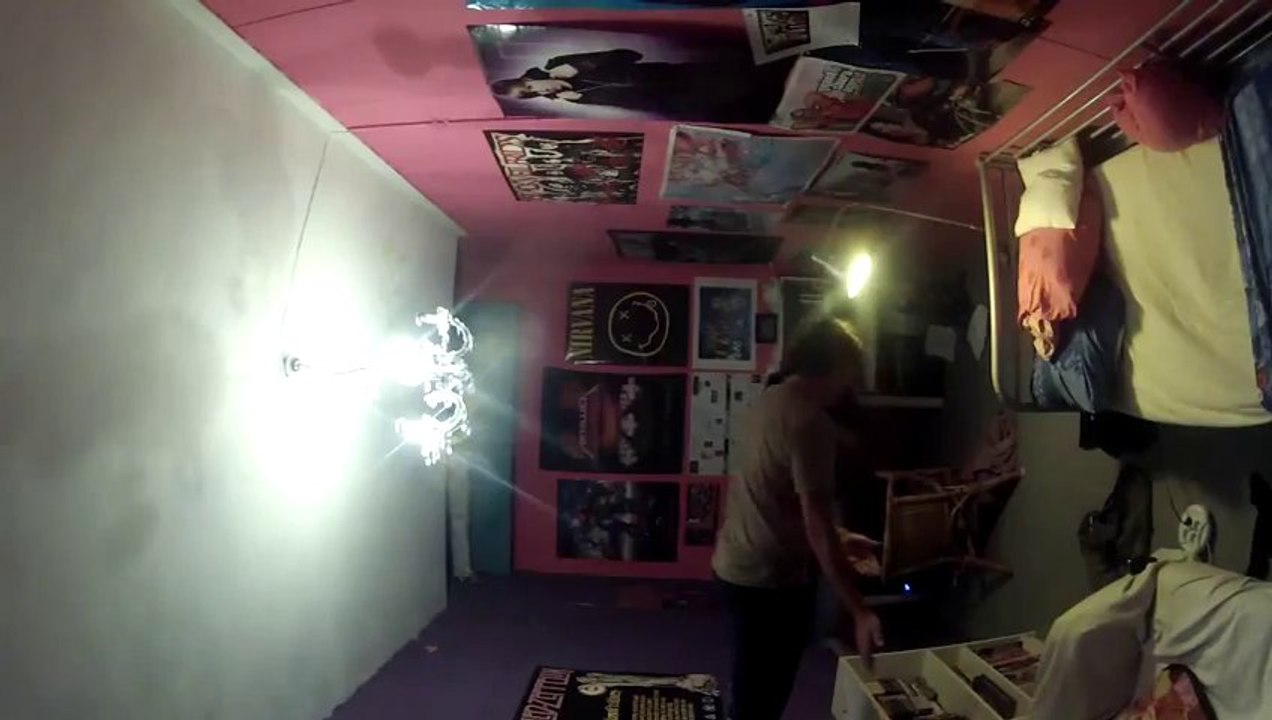 Il retourne la chambre de son frère à 90 degrés!!! La pire blague du monde... TROP BON!!