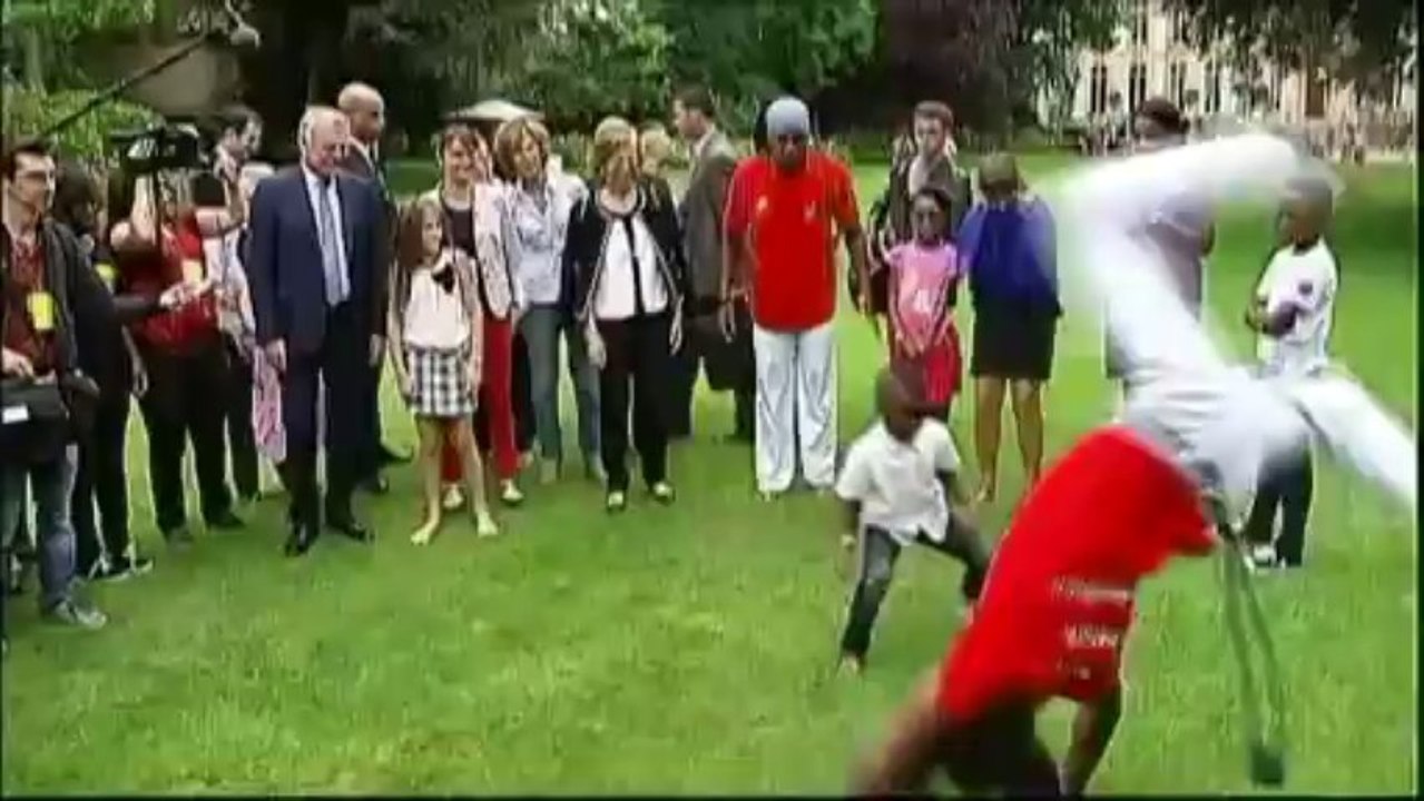 Ayrault reçoit 300 enfants privés de vacances à Matignon